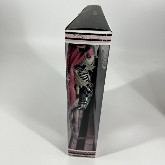 Monster High ROCHELLE GOYLE Original Version 2011 NIB - Picture 7 of 12
